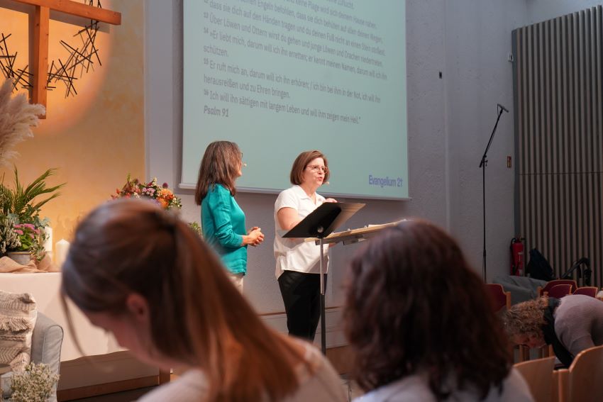 Nancy Guthrie spricht über das „bessere Eden“. Links ihre Übersetzerin Petra Piater. Bild: Louisa Langstädtler.